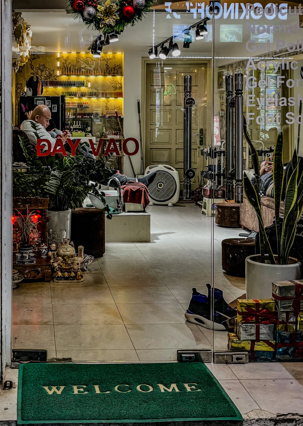 Un uomo scorre il suo telefono mentre si rilassa in un salone di bellezza.